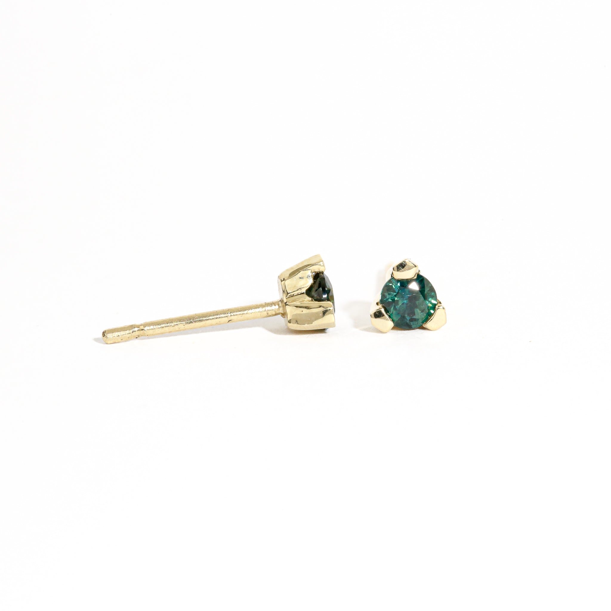 round green sapphire studs