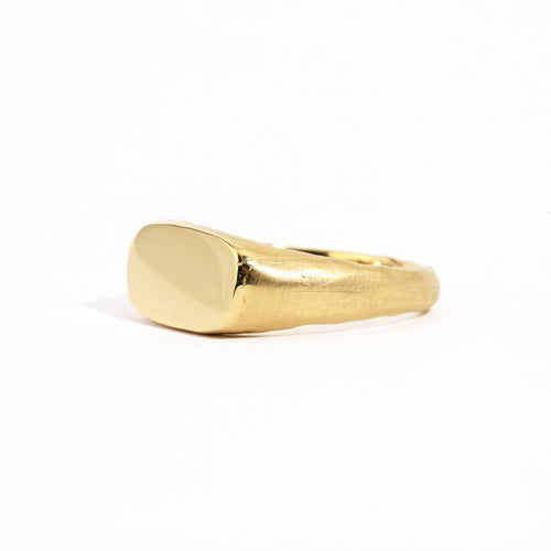 18 carat yellow gold signet, with a polished surface and soft matte band.