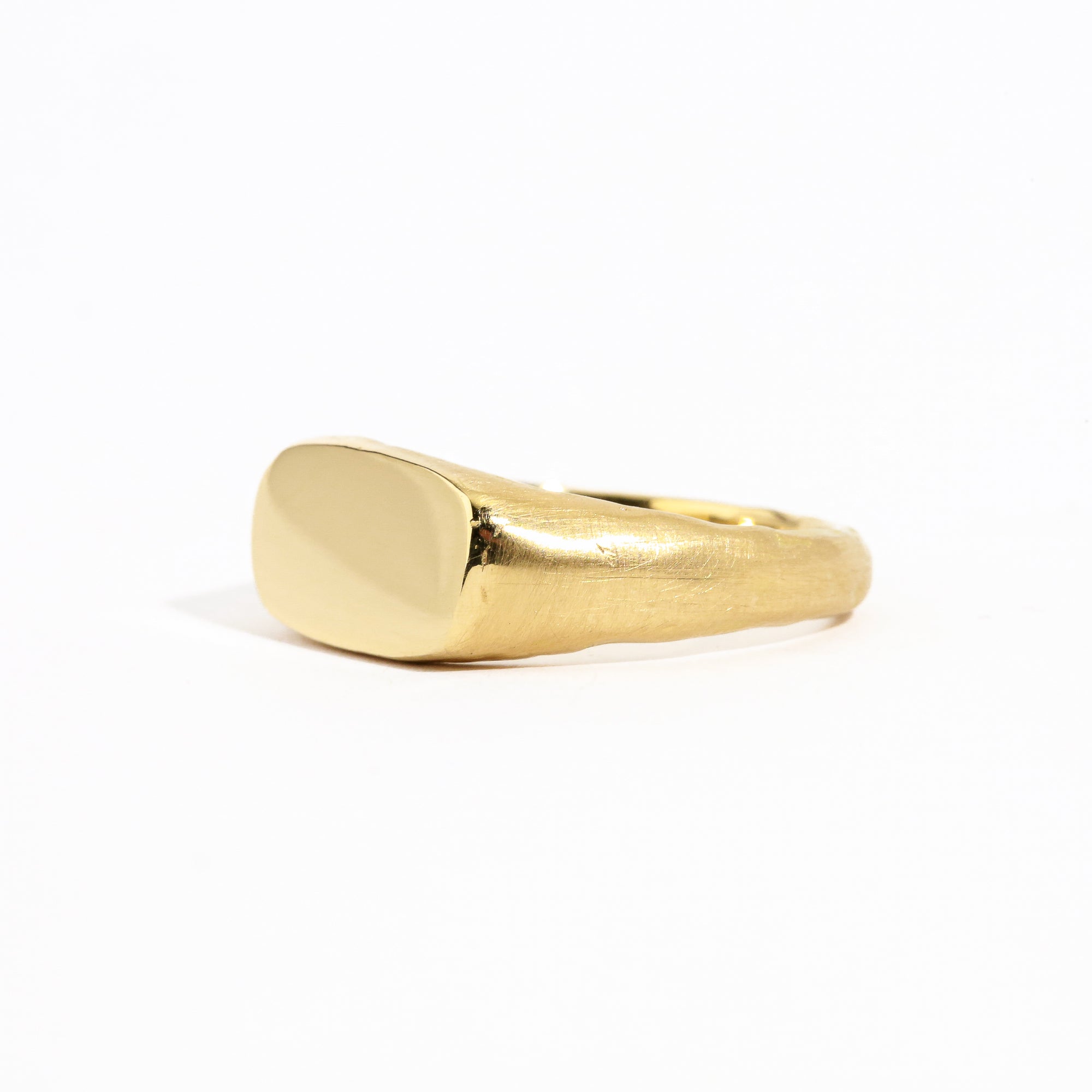 18 carat yellow gold signet, with a polished surface and soft matte band.