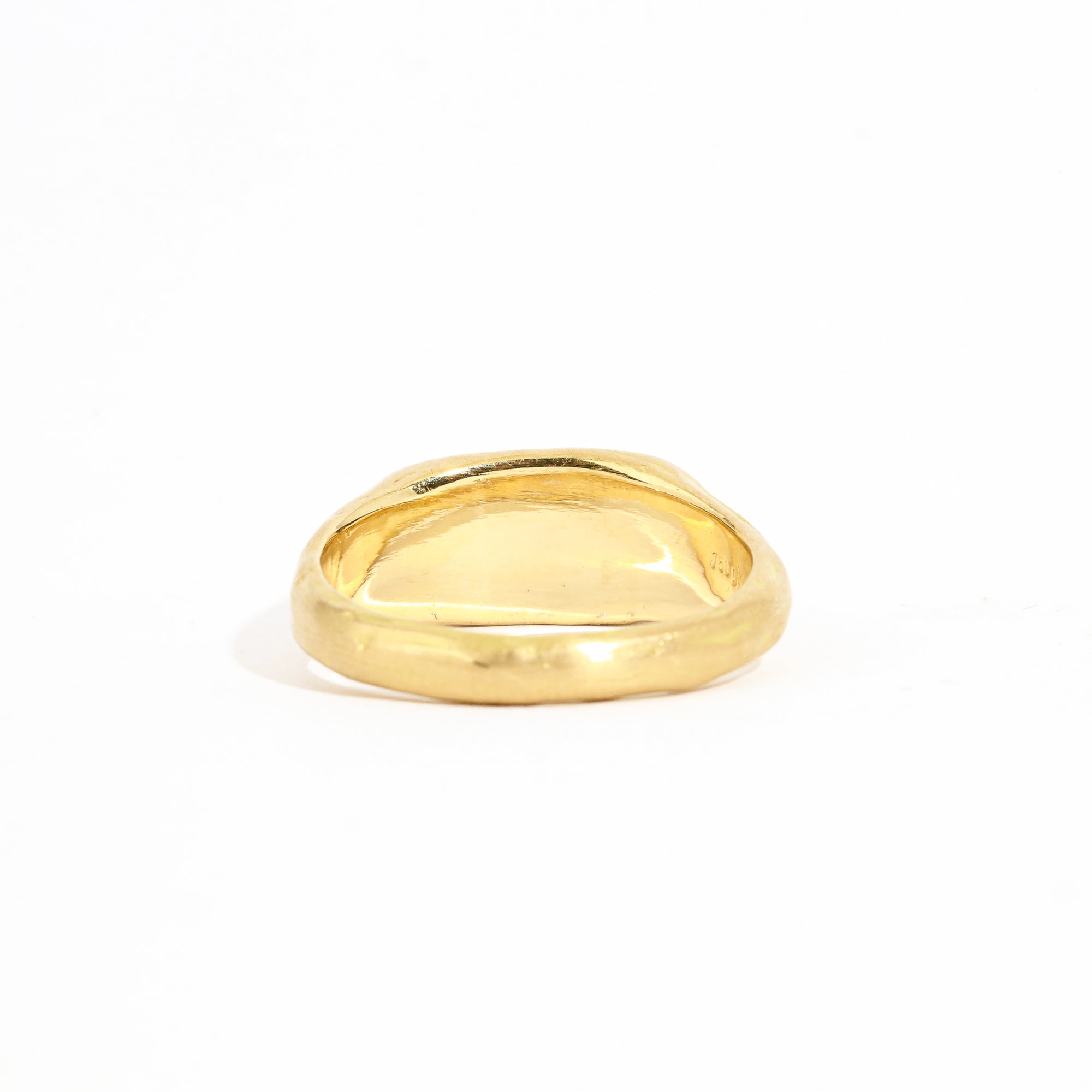 18 carat yellow gold signet, with a polished surface and soft matte band.