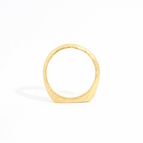 18 carat yellow gold signet, with a polished surface and soft matte band.