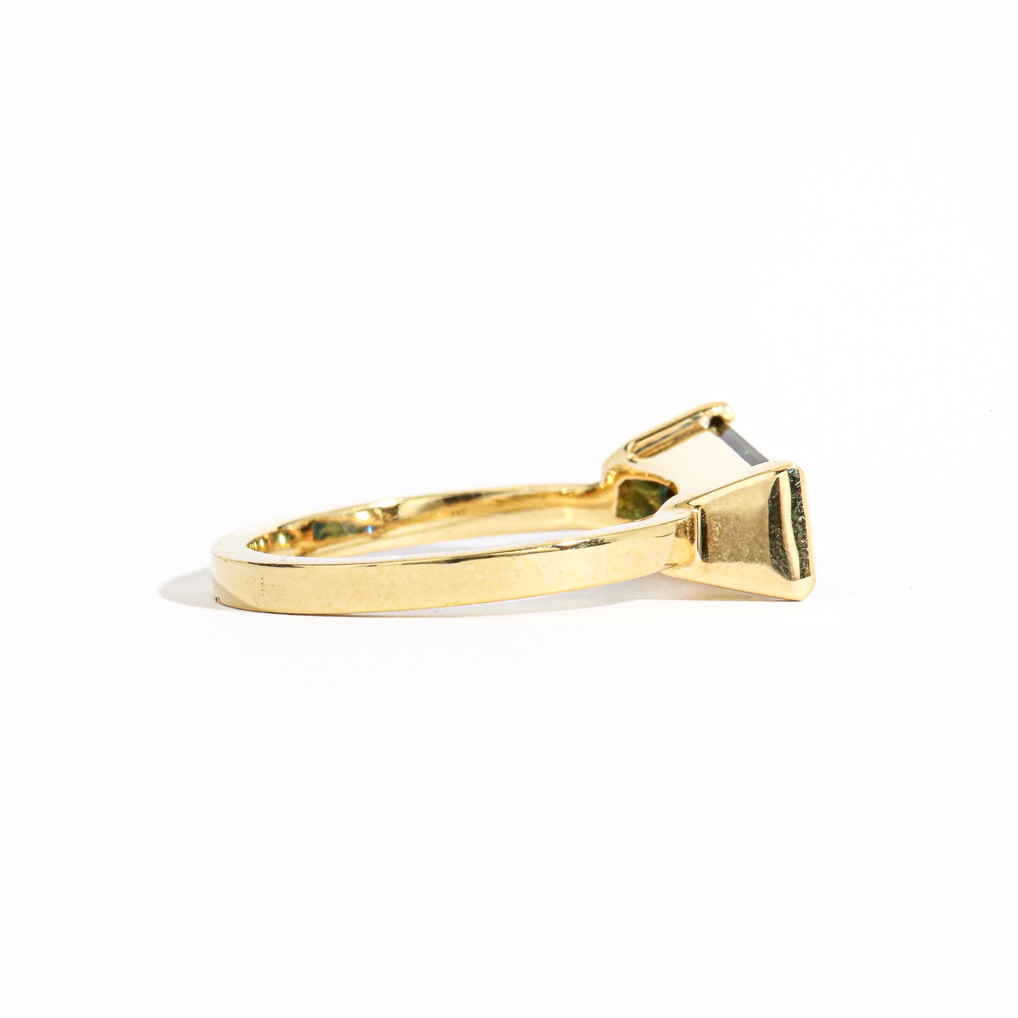 Freeform Cut Ethically Sourced Australian Sapphire Ring in 18ct Yellow Gold